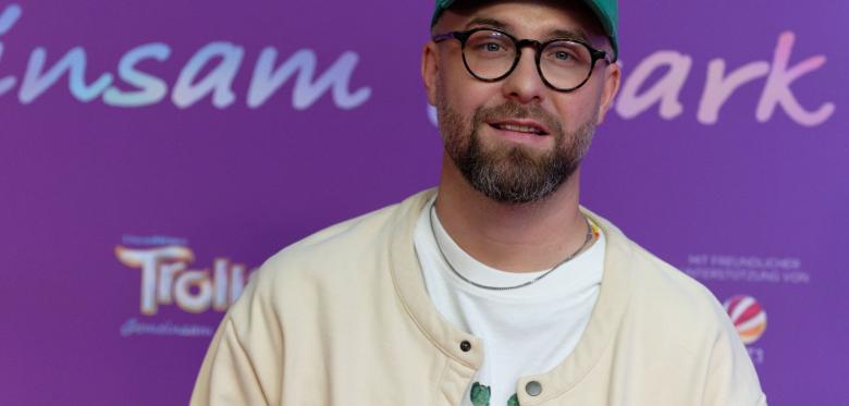 Tourbus Von Sänger Mark Forster Prallt Gegen Leitplanke