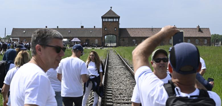 Wenn Gräuel, Tod Und Elend Reisende Lockt