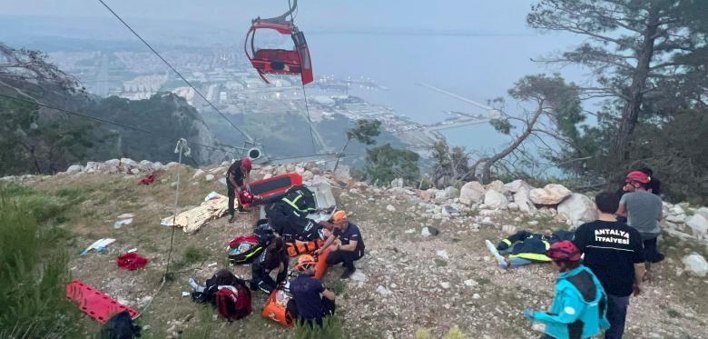 Gondel Unglück Mit Todesopfer, Verletzten Und 180 Menschen In Der Luft