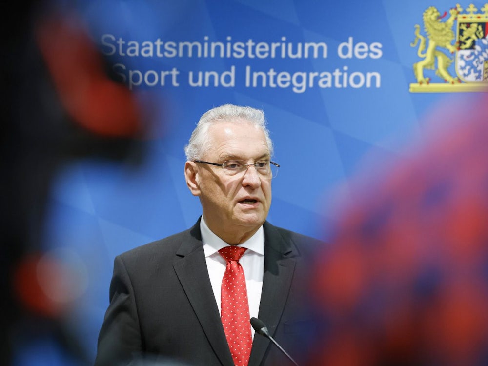 Kriminalität: Bayerns Innenminister Fordert Weitere Asylverschärfungen