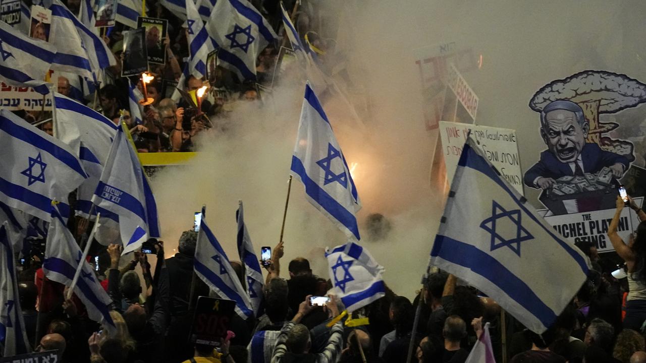 Zehntausende Menschen Demonstrieren Gegen Netanyahu