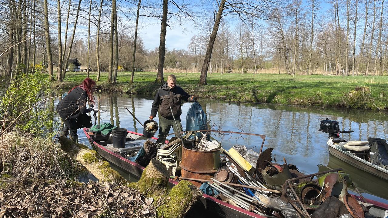 Wie Ehrenamtliche Mit Touristenkähnen Im Spreewald Müll Sammeln