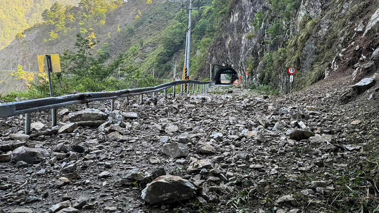 Dutzende Menschen Nach Erdbeben In Taiwan In Tunneln Eingeschlossen