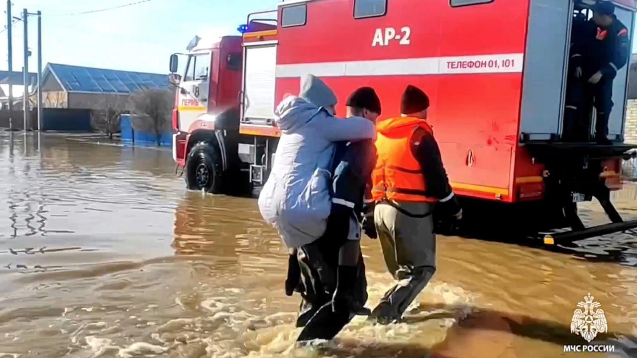 Russland: Dammbruch Am Fluss Ural Tausende Menschen Evakuiert