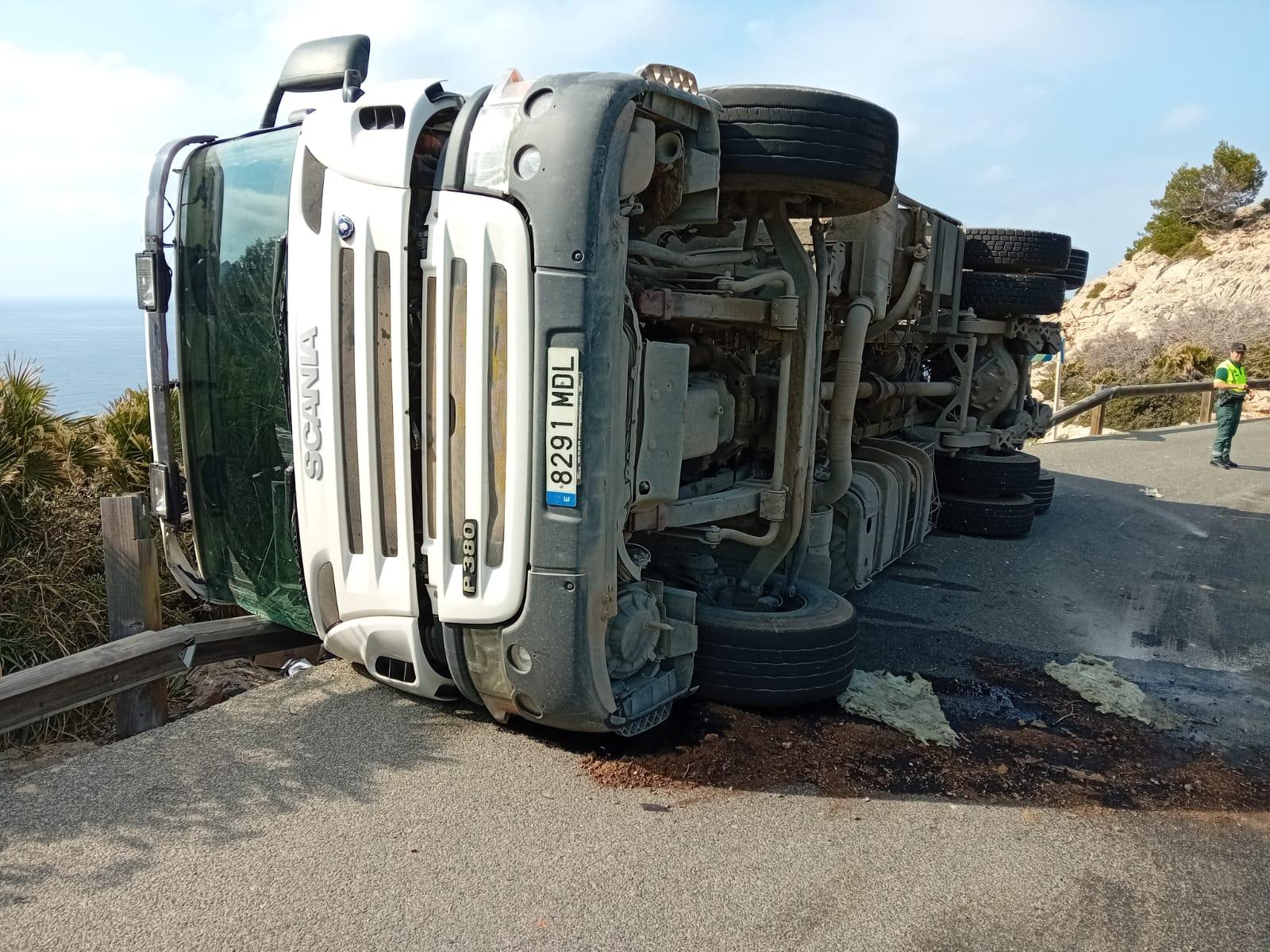 Spektakulär: Lkw Kippt Auf Der Formentorstraße Um