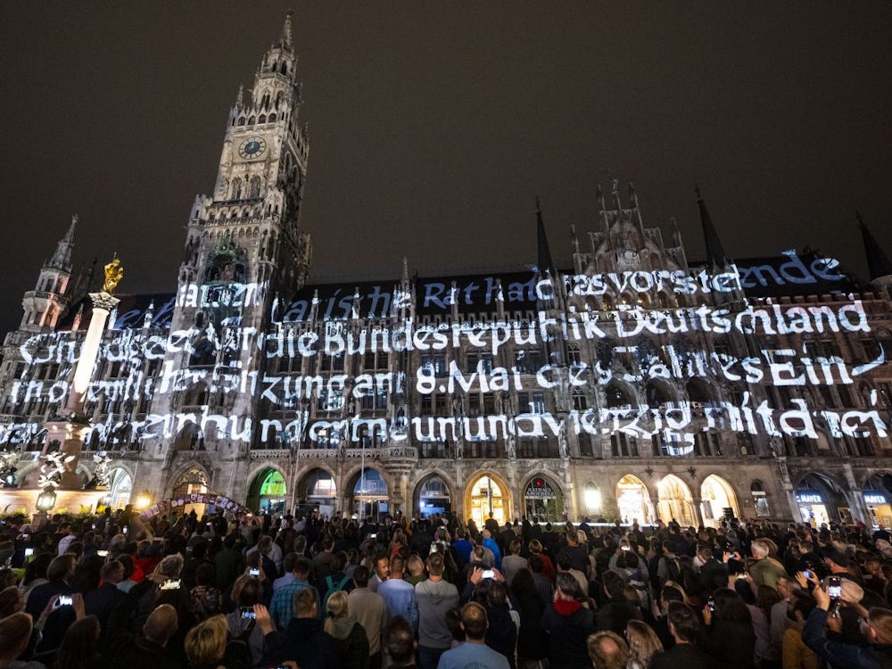 Kunstaktion: Spektakuläre Lightshow Am Münchner Rathaus