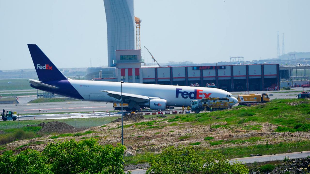 Boeing Landet In Istanbul Wegen Fahrwerksproblemen Auf Dem Rumpf