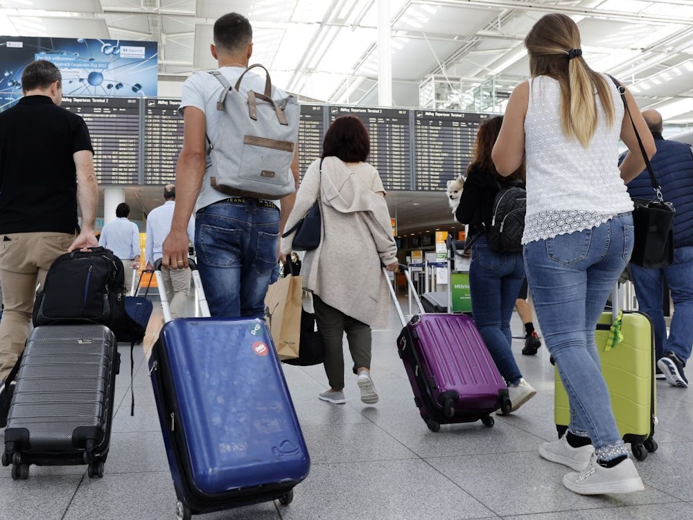 Flugverkehr: Pfingst Reisewelle Am Münchner Flughafen