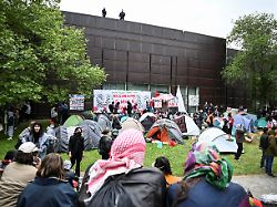 Propalästinensischer Protest: Polizei Räumt Besetzten Hof An Berliner Uni