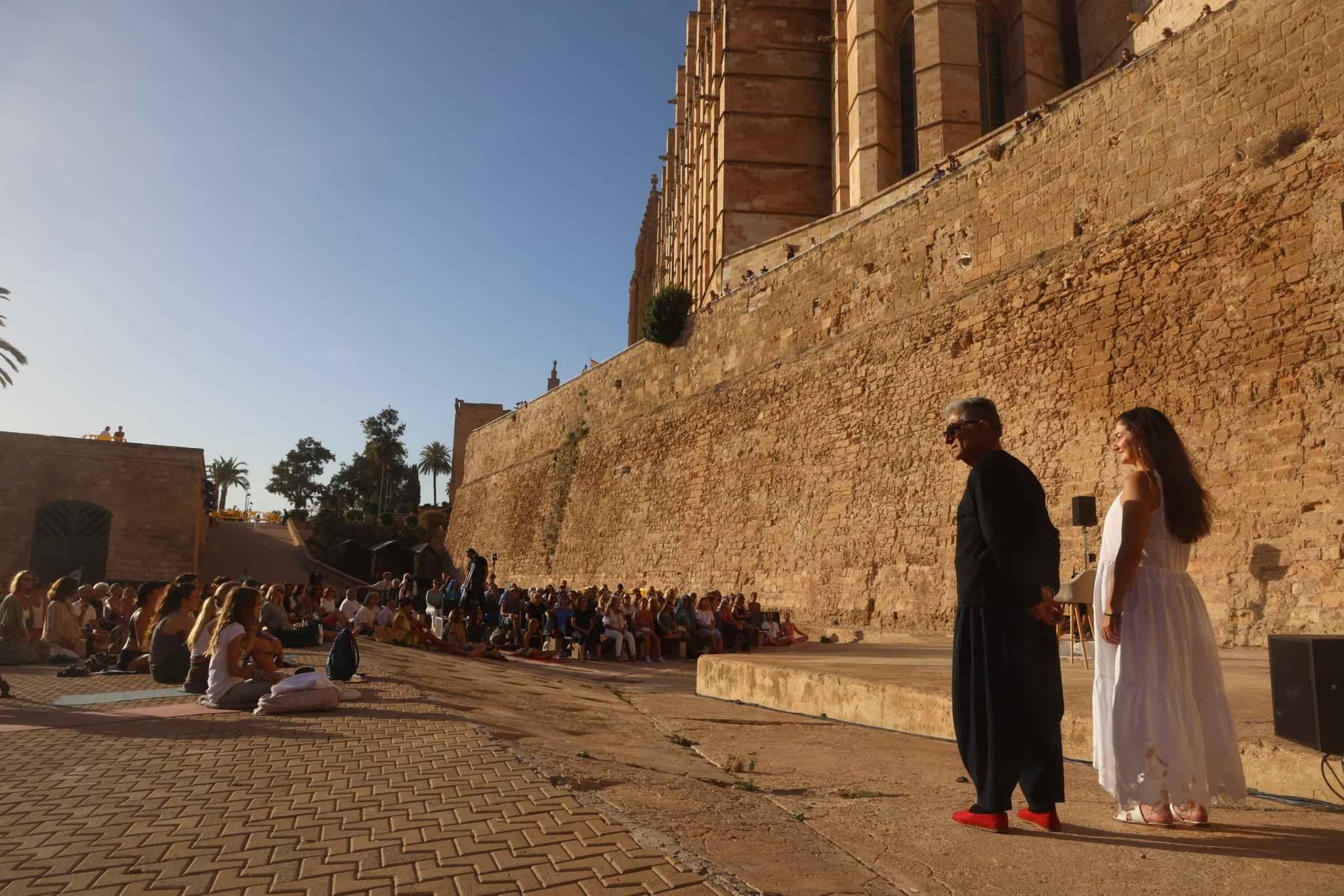 Keine Kriege Mehr: Von Mallorca Aus Will Dieser Guru Per Meditation Den Weltfrieden Herbeiführen