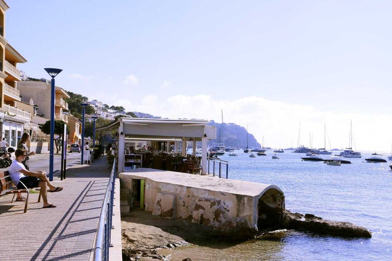 Prächtige Herbstsonne Mit Strahlend Blauem Himmel In Port D'andratx