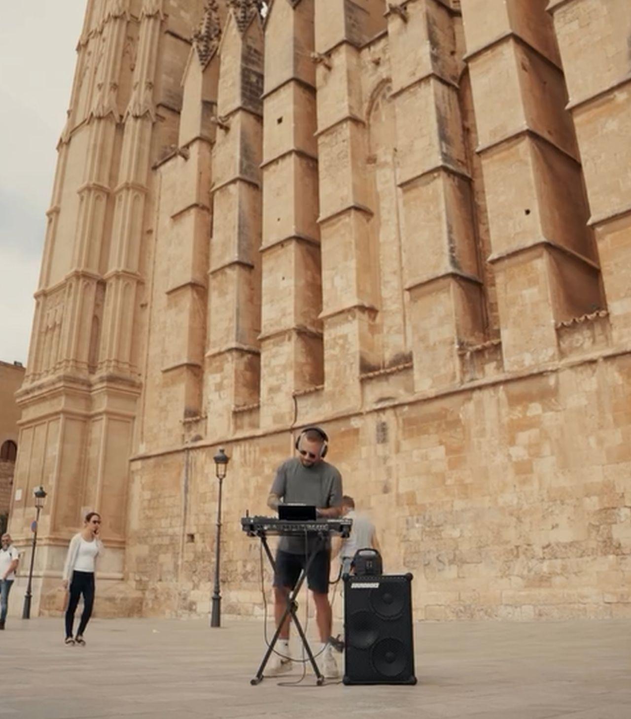 Riesenärger Auf Mallorca: Deutscher Dj Spielt Einfach Techno Session Vor Kathedrale Von Palma