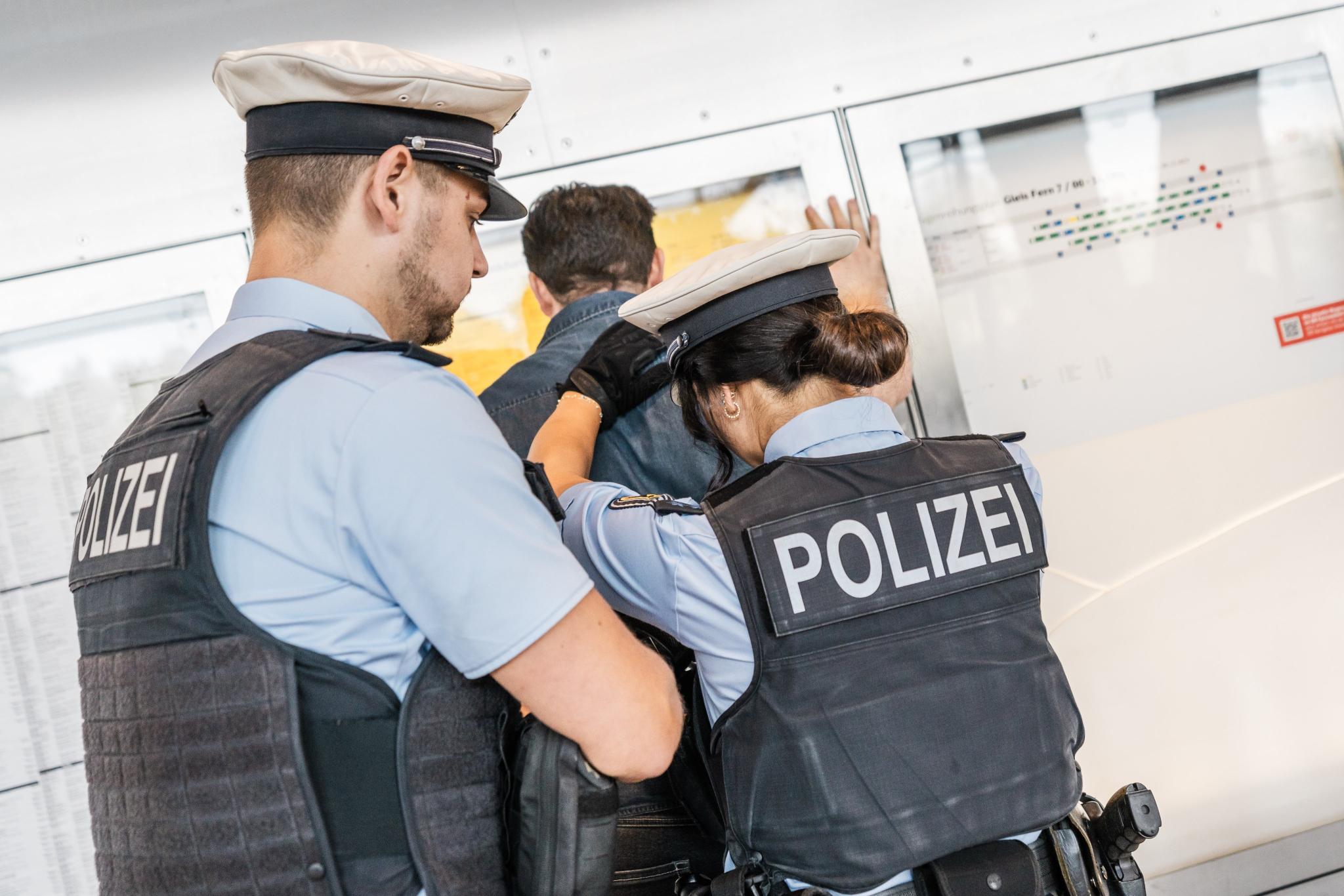 Von Mallorca Aus Millionen Ergaunert: Deutsche Polizei Nimmt Flüchtigen Betrüger Im Empfang