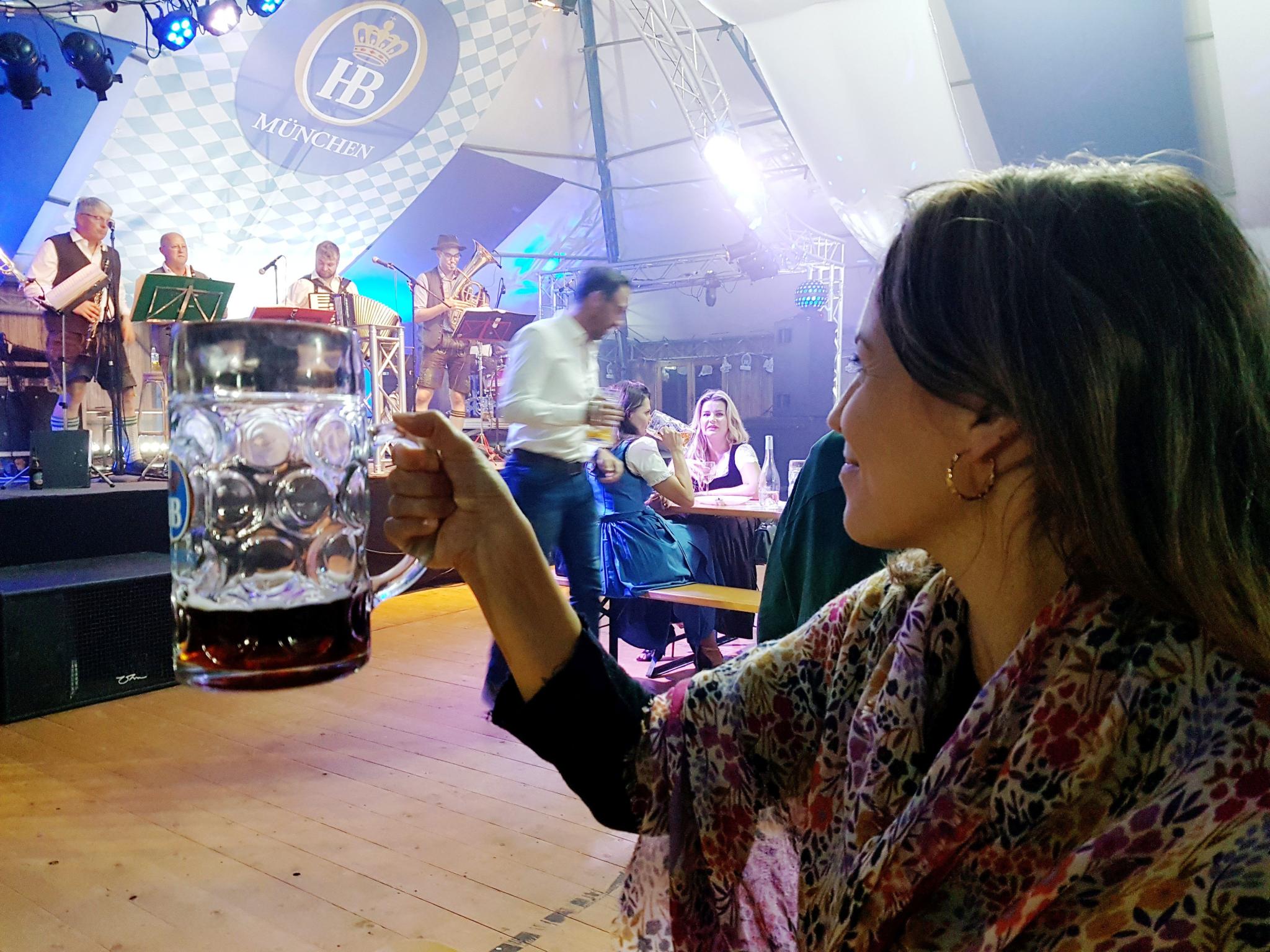 Olé Beim Bier: So Hottet Eine Spanierin Auf Einem Deutschen Oktoberfest Auf Mallorca Ab