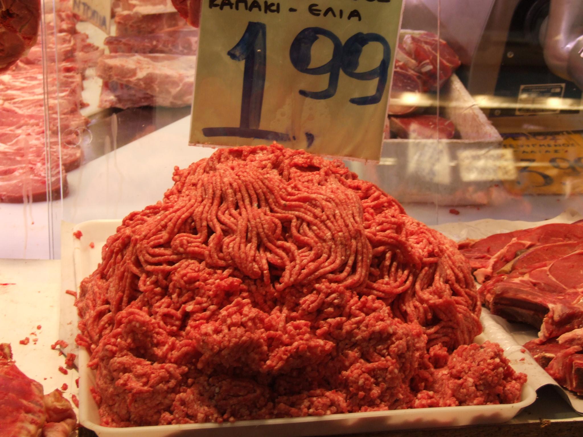 Frau Isst Halbes Kilo Rohes Hackfleisch In Mallorca Supermarkt