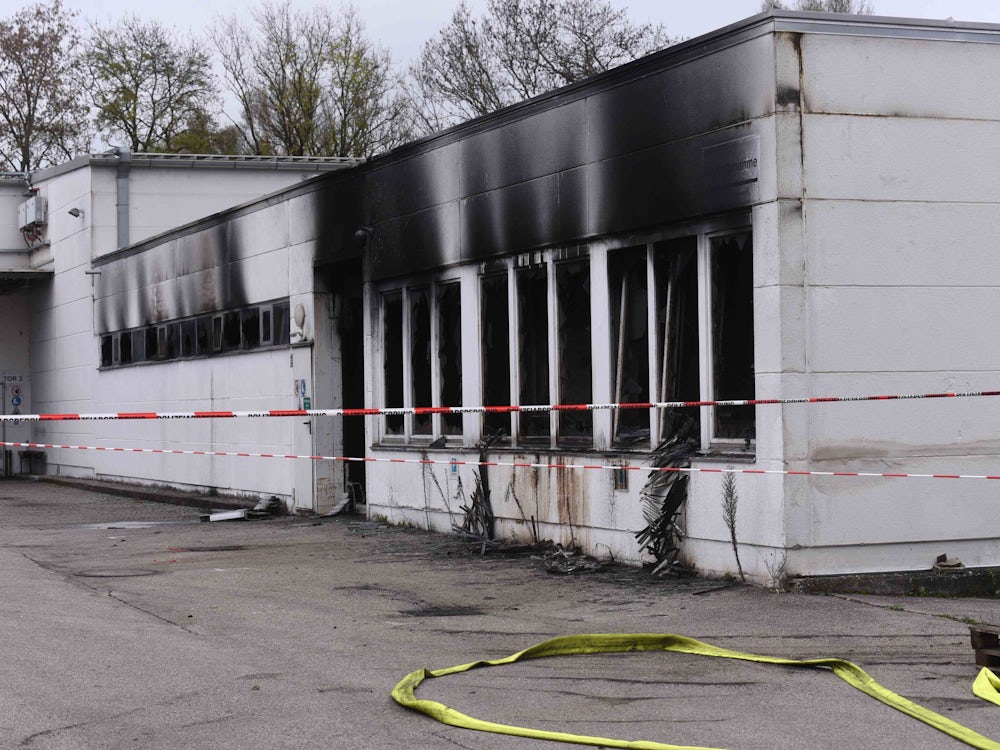 Feuerwehr In Dachau: Lagerhalle Am Kräutergarten Brennt Aus