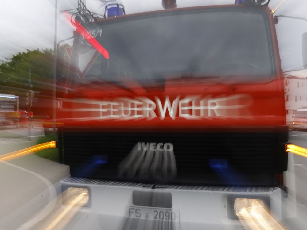 Großeinsatz In Allershausen: Feuerwehr Sichert Defekten Lastwagen Mit 12 000 Liter Altöl