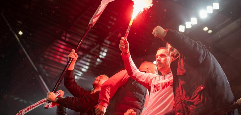 Podolski Droht Bußgeld Wegen Abbrennens Einer Pyro Fackel Beim Abschiedsspiel