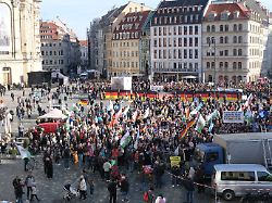 "wir Werden Wiederkommen": Letzte Pegida Demo Erfährt Mäßigen Zulauf