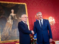 Suche Nach Partnern Läuft: Van Der Bellen Beauftragt Övp Mit Regierungsbildung