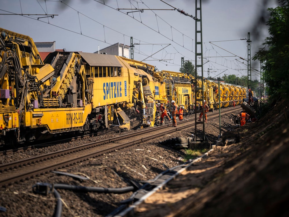 Holzhausen: Gleisbaumaschine Rammt Auto