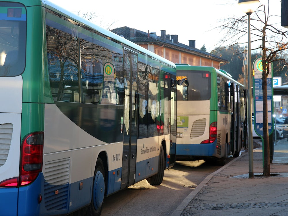 Schienenersatzverkehr Der Werdenfelsbahn: Die Bahn Händigt Ein Wimmelbild Zur Orientierung Aus