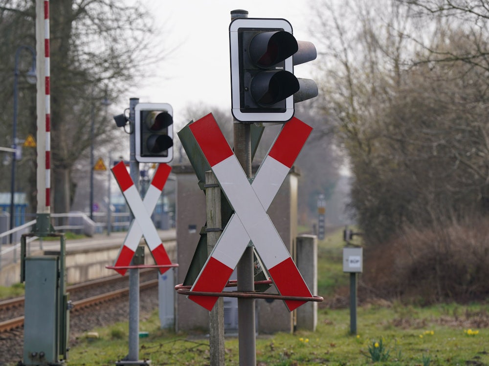 Oberfranken: Auto Bleibt In Gleisbett Stecken – Und Wird Von Einem Zug Erfasst