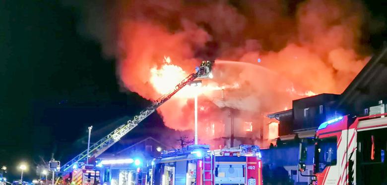 Haus Für Hotel Mitarbeiter Brennt, Menschen Springen In Panik Aus Den Fenstern