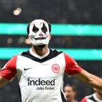 Frankfurt Star Feiert Tor Mit Halloween Maske