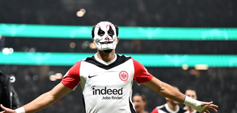 Frankfurt Star Feiert Tor Mit Halloween Maske