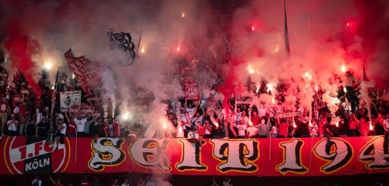 Politik, Dfb Und Dfl Beraten über Pyrotechnik Und Randale In Fußballstadien