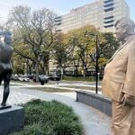 Mit Berüchtigtem Zitat: Spott Statuen Von Trump In Us Städten Aufgestellt