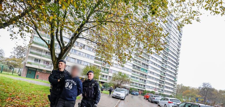 Behörden Durchsuchen „weißen Riesen“ In Duisburg – Polizei Nimmt Mehrere Personen Fest