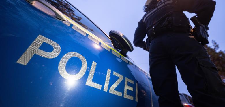 Waffen, Diebstahl Und Erpressung – Razzia Gegen Junge Männer Aus Rechtsextremer Szene