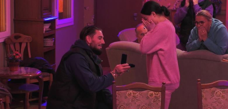 Reality Star Mike Heiter Macht Freundin Leyla Vor Laufenden Kameras Einen Antrag