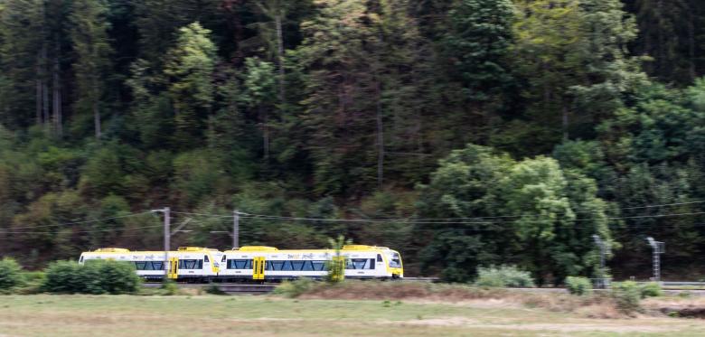 Verwirrt Wirkende Frau Greift Fahrgäste Mit Spitzem Gegenstand An