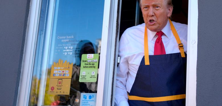 Donald Trump Bei Mcdonald‘s – Wahlkampf An Der Fritteuse