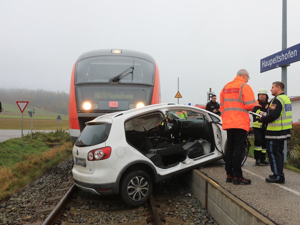 Aletshausen: Auto Von Zug Gerammt – 18 Jähriger Schwer Verletzt