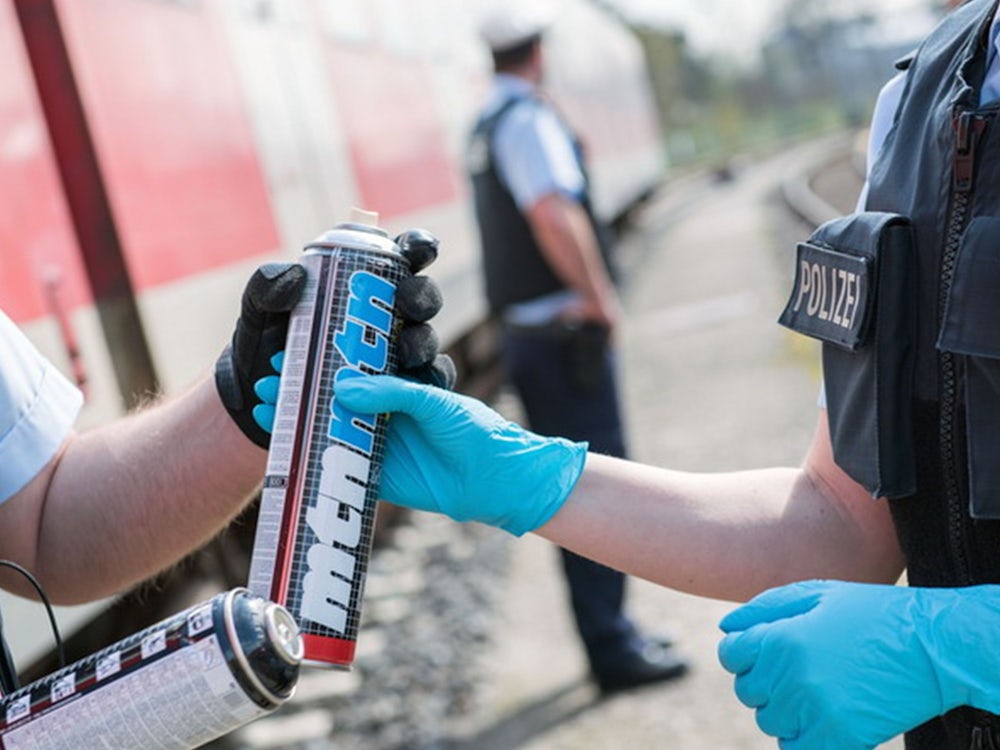 In Zorneding: Sprayer Drücken Securitymitarbeiter Zu Boden