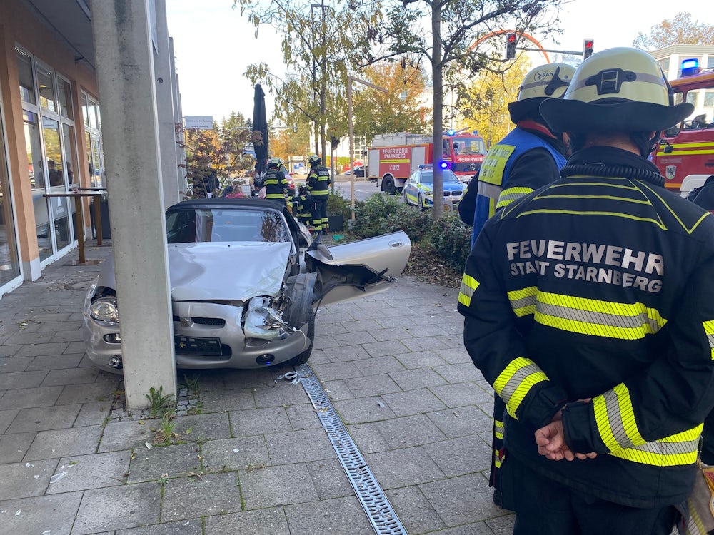 Starnberg: Sportwagen Kracht An Säule Direkt Vor Einem Lokal