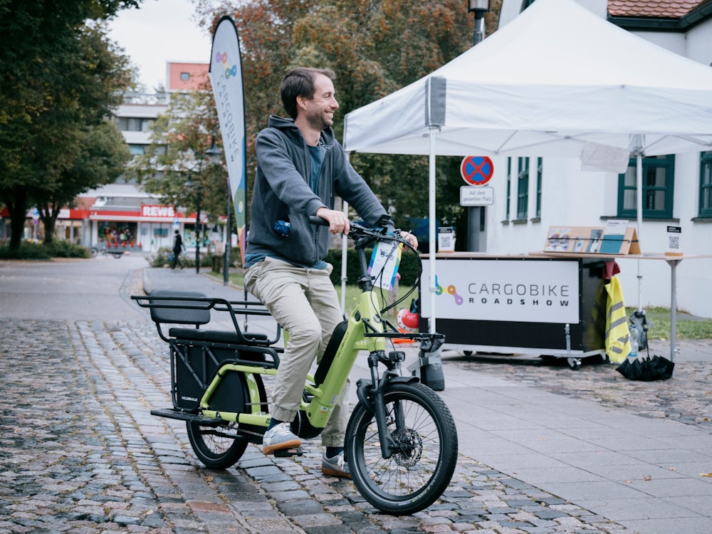 Gröbenzell: Gesattelter Lastesel Mit Pedalen