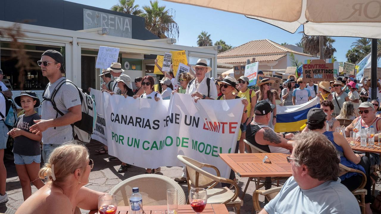 Tausende Demonstrieren Auf Den Kanaren Gegen Massentourismus