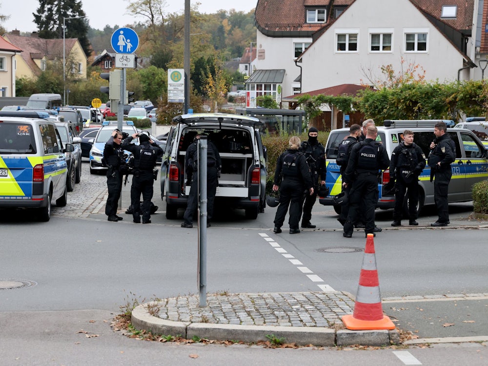 Großeinsatz In Schwabach: Eigene Familie Bedroht: Polizei Nimmt Bewaffneten Mann Fest