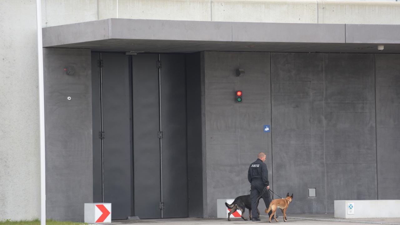 Mögliche Misshandlungen In Jva: Bayerns Justizministerium Stellt Leiterin Frei