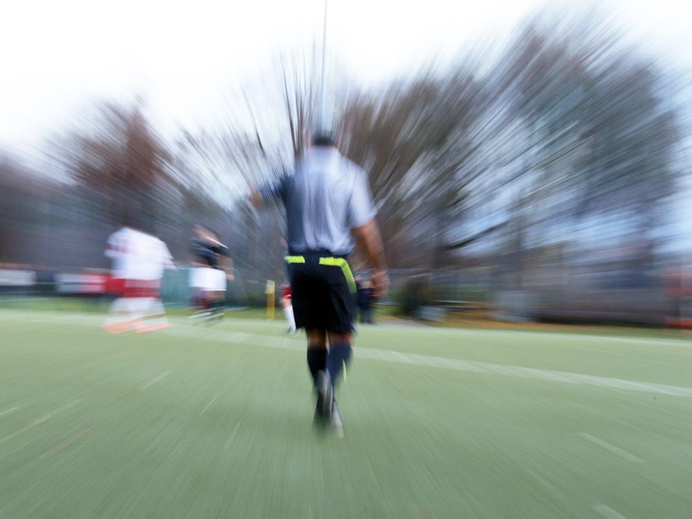 Amateurfussball: Spieler Schlägt Schiedsrichter Nieder