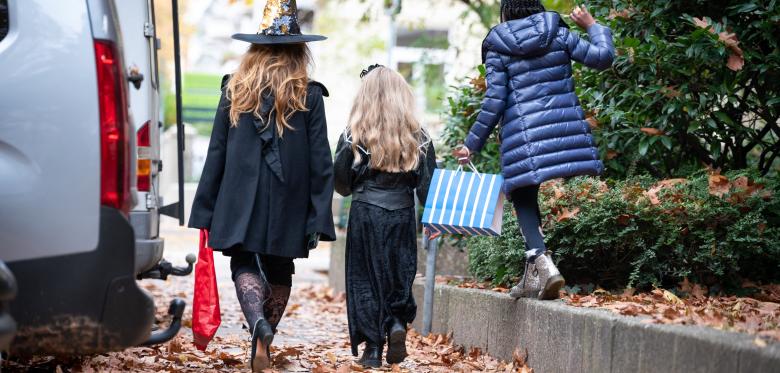 Mann öffnet Kindern An Halloween Tür Mit Gewehr In Der Hand