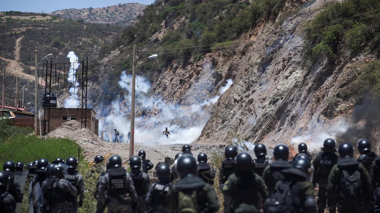 Proteste In Bolivien: Morales Anhänger Nehmen Soldaten Als Geiseln